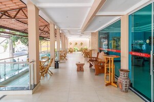 Área de estar no saguão