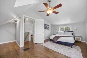 Tabla de planchar con plancha, wifi, ropa de cama