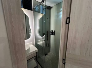 Shower, jetted bath, hair dryer, towels - Hotel in Medellín (Medellín)