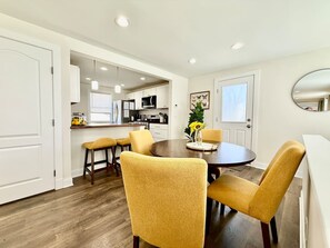 Dining - Cute & Cozy House in Quiet Blue Ash Neighborhood (Blue Ash)