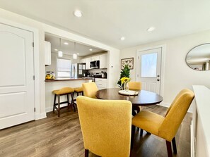Dining - Cute & Cozy House in Quiet Blue Ash Neighborhood (Blue Ash)