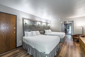 1 bedroom, desk, WiFi - Elm Double Queen Room @ the Inn (Wausau)