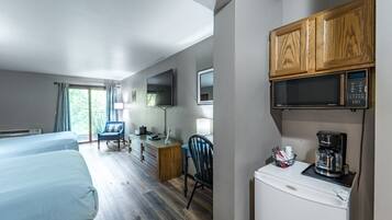 1 bedroom, desk, WiFi