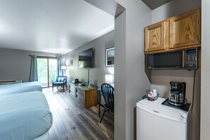 1 bedroom, desk, WiFi - Elm Double Queen Room @ the Inn (Wausau)