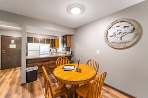 Dining - Walnut Fireside Deluxe Suite @ the Inn (Wausau)