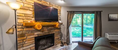 Televisie en een open haard