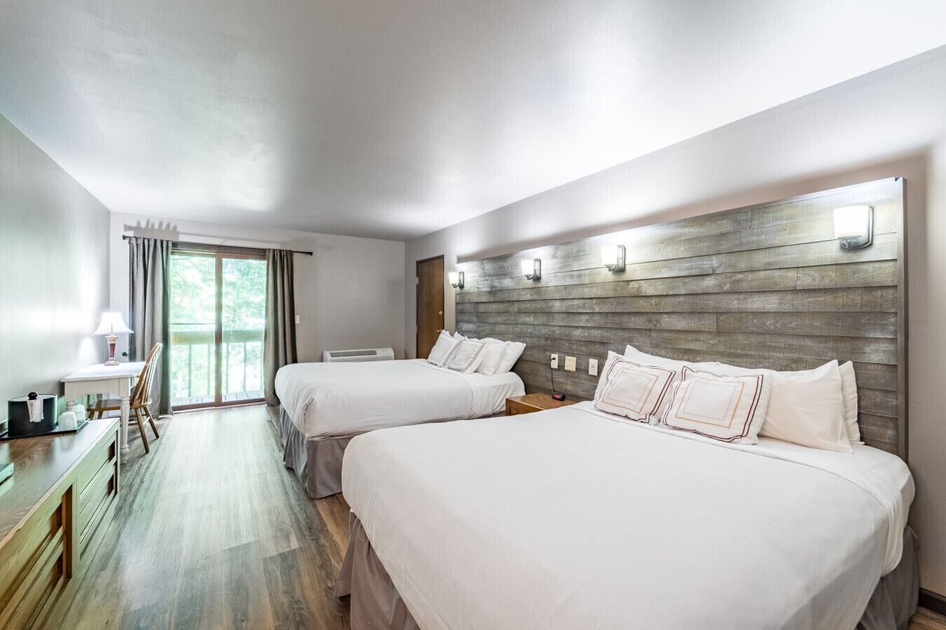 1 bedroom, desk, WiFi