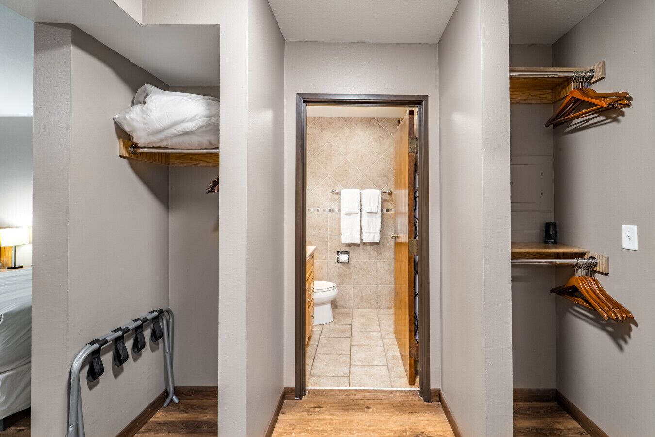 1 bedroom, desk, WiFi