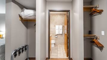 1 bedroom, desk, WiFi