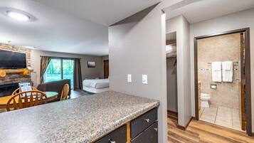 1 bedroom, desk, WiFi