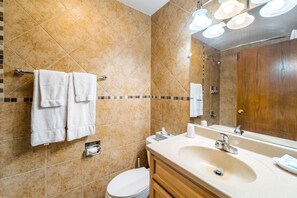 Bathroom - Willow Double Queen Room @ the Inn (Wausau)