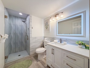 Hair dryer, bidet, towels, soap - Snowbird & Alta Ski Retreat + Walk to Ski Bus + High Ceilings + Newly Remodeled (Sandy)