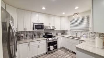 Kylskåp, mikrovågsugn, ugn och spishäll