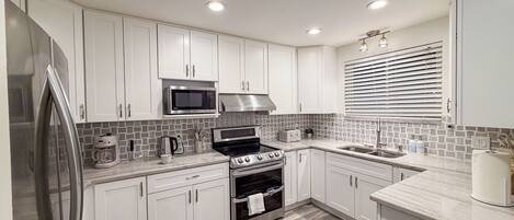 Réfrigérateur, micro-ondes, four, plaque de cuisson