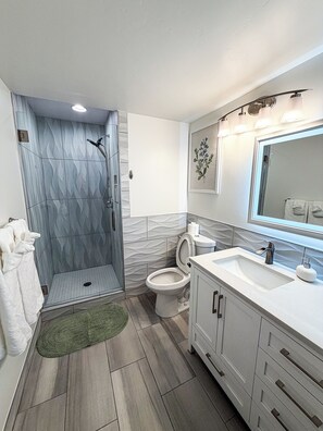 Hårtork, bidé, handdukar och tvål