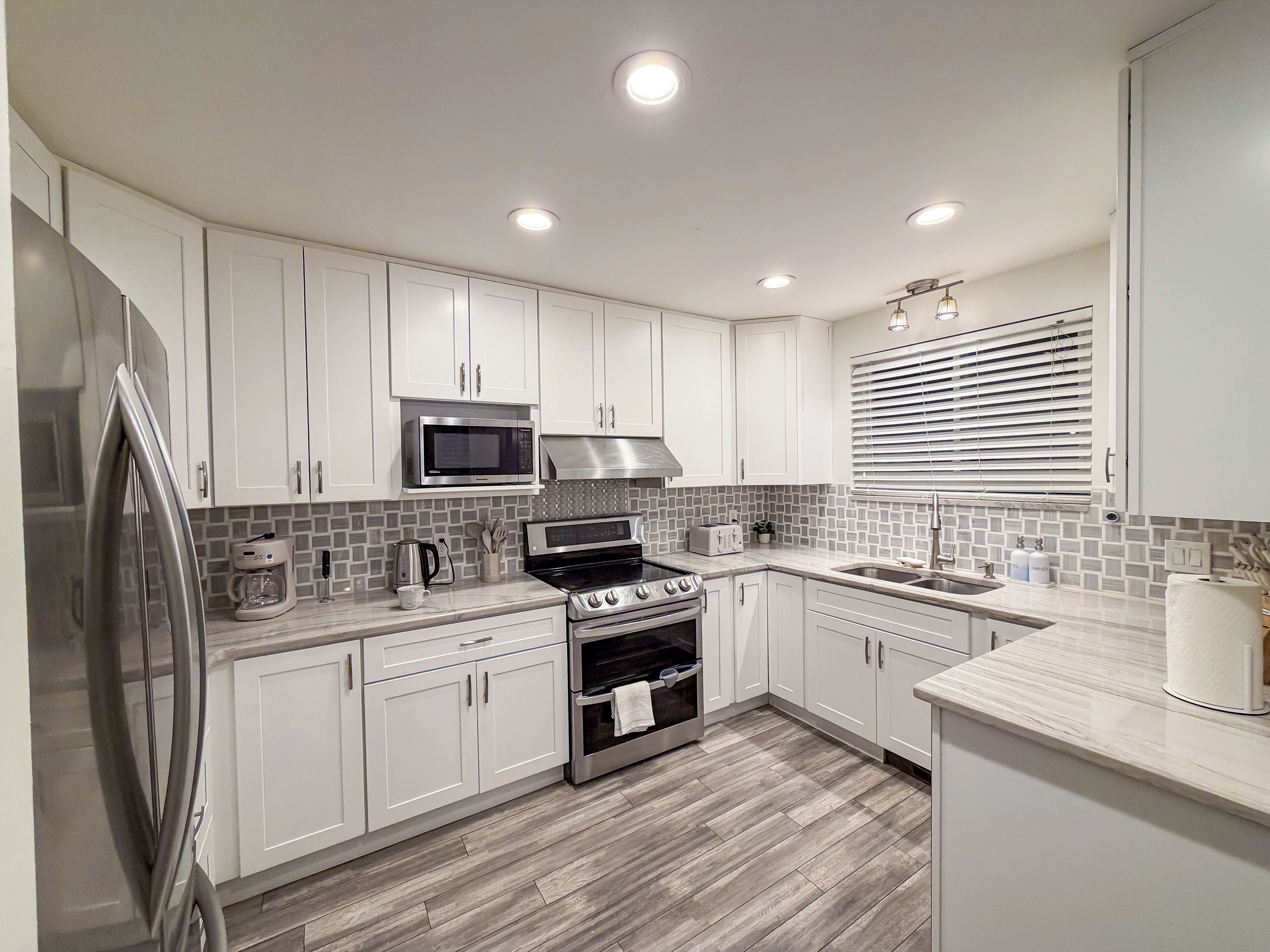 Frigorífico, microondas, horno y placa de cocina