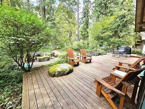 Terrace/patio - Riverfront Bungalow with Hot Tub on Sandy River (Rhododendron)