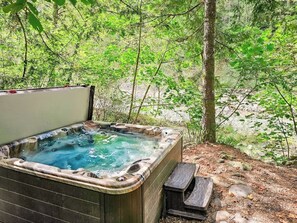 Outdoor spa tub - Riverfront Bungalow with Hot Tub on Sandy River (Rhododendron)