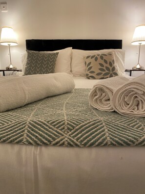 2 bedrooms, desk, iron/ironing board, travel crib - Ushaw Hilltop View- Comfortable 2-Bed Home Near University & Durham City (Ushaw Moor)