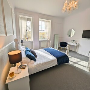 10 Schlafzimmer, Schreibtisch, WLAN