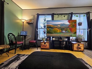 1 bedroom, WiFi, bed sheets - Heart of town hideaway in marvelous Enosburg Falls (Enosburg)