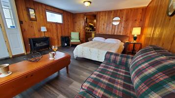 Traditional Cottage, Private Bathroom, Lake View (Newton Lake) | Lounge