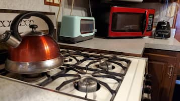 Traditional-Ferienhaus, eigenes Bad, Seeblick (Newton Lake) | Gemeinschaftsküche | Gewürze, Hummer-/Krabbenkochtopf, Küchenrolle