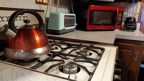 Chaumière traditionnelle, salle de bain privée, vue sur le lac (Newton Lake) | Cuisine partagée | Épices, casserole à homards, essuie-tout