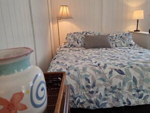 Traditional Cottage, Private Bathroom, Lake View (Newton Lake) | 1 bedroom - Newton Lake (Carbondale)