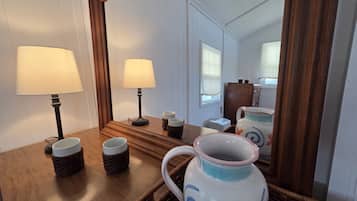 Tavanomainen mökki, oma kylpyhuone, järvinäköala (Newton Lake) | 1 makuuhuone