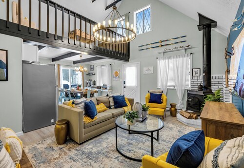 3 Bedrooms, Sleeps 10, Cozy Poconos Getaway for Families - Game room, firepit