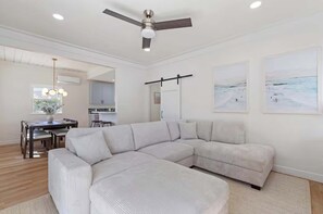 TV - La Jolla Coastal Retreat - Walk to Beach (San Diego)