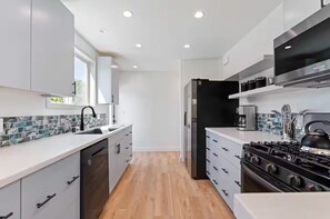 Fridge, microwave, oven, stovetop - La Jolla Coastal Retreat - Walk to Beach (San Diego)