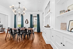 Dining - Highlands Retreat (Louisville)