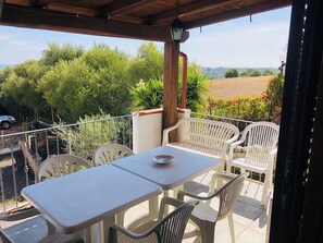 Outdoor dining - Villa Arborea sea view (Tanaunella)