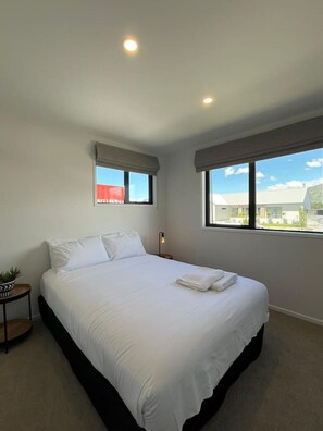 مكواة/لوح كي وسرير سفر وواي فاي وملاءات أسرّة