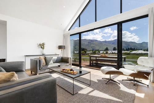 Modern Wanaka Escape with Panoramic Mt Roy Views