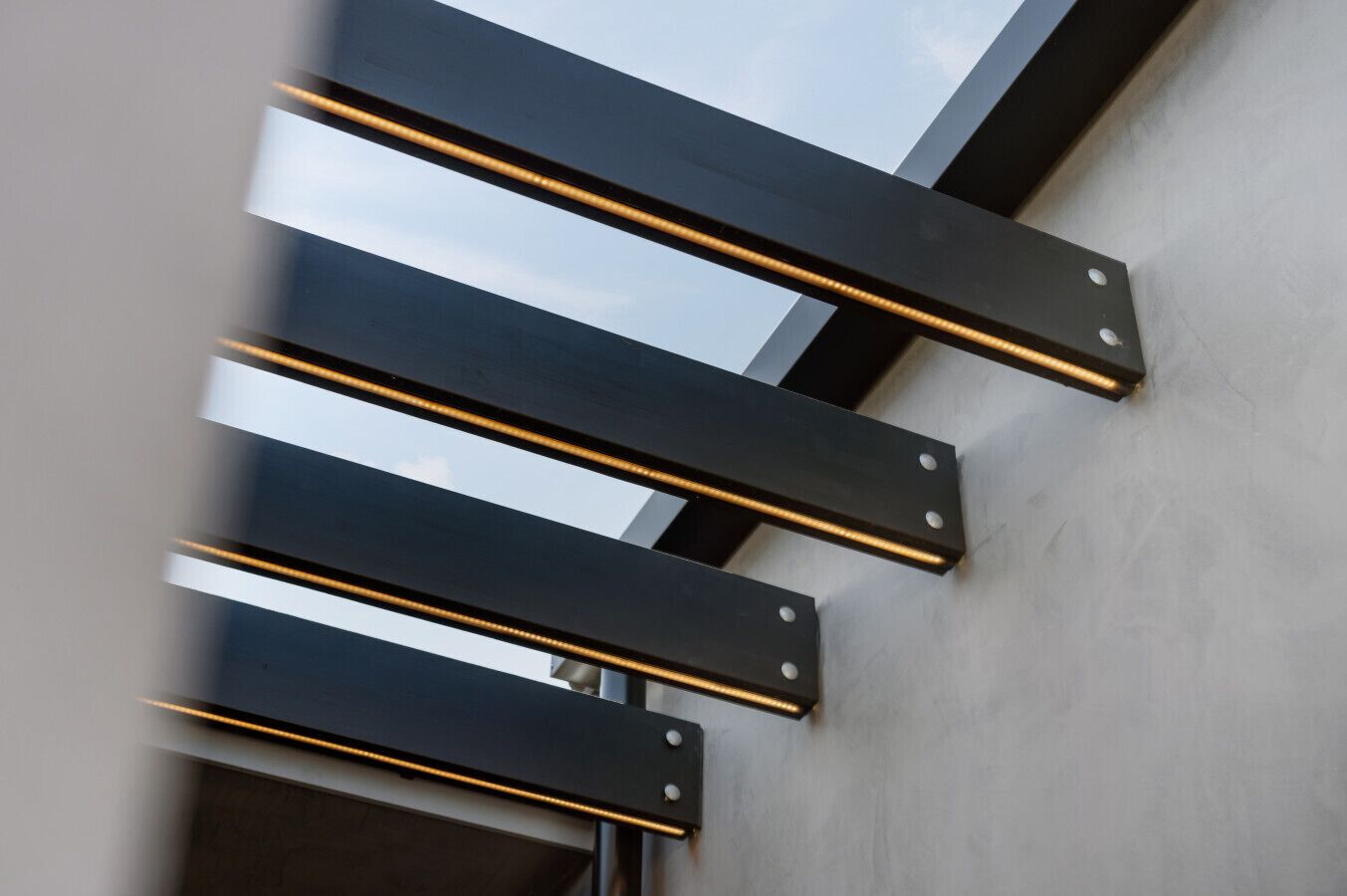 Een modern architectonisch gebouw met meerdere horizontale balken en een reflecterend oppervlak.
