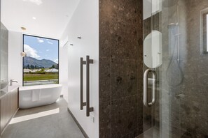Hair dryer, towels - Modern Wanaka Escape with Panoramic Mt Roy Views (Wānaka)
