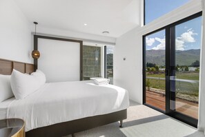 4 bedrooms, iron/ironing board, WiFi, bed sheets - Modern Wanaka Escape with Panoramic Mt Roy Views (Wānaka)