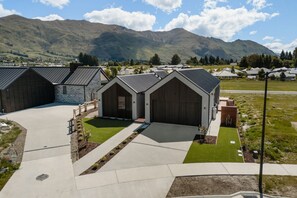 Exterior - Modern Wanaka Escape with Panoramic Mt Roy Views (Wānaka)