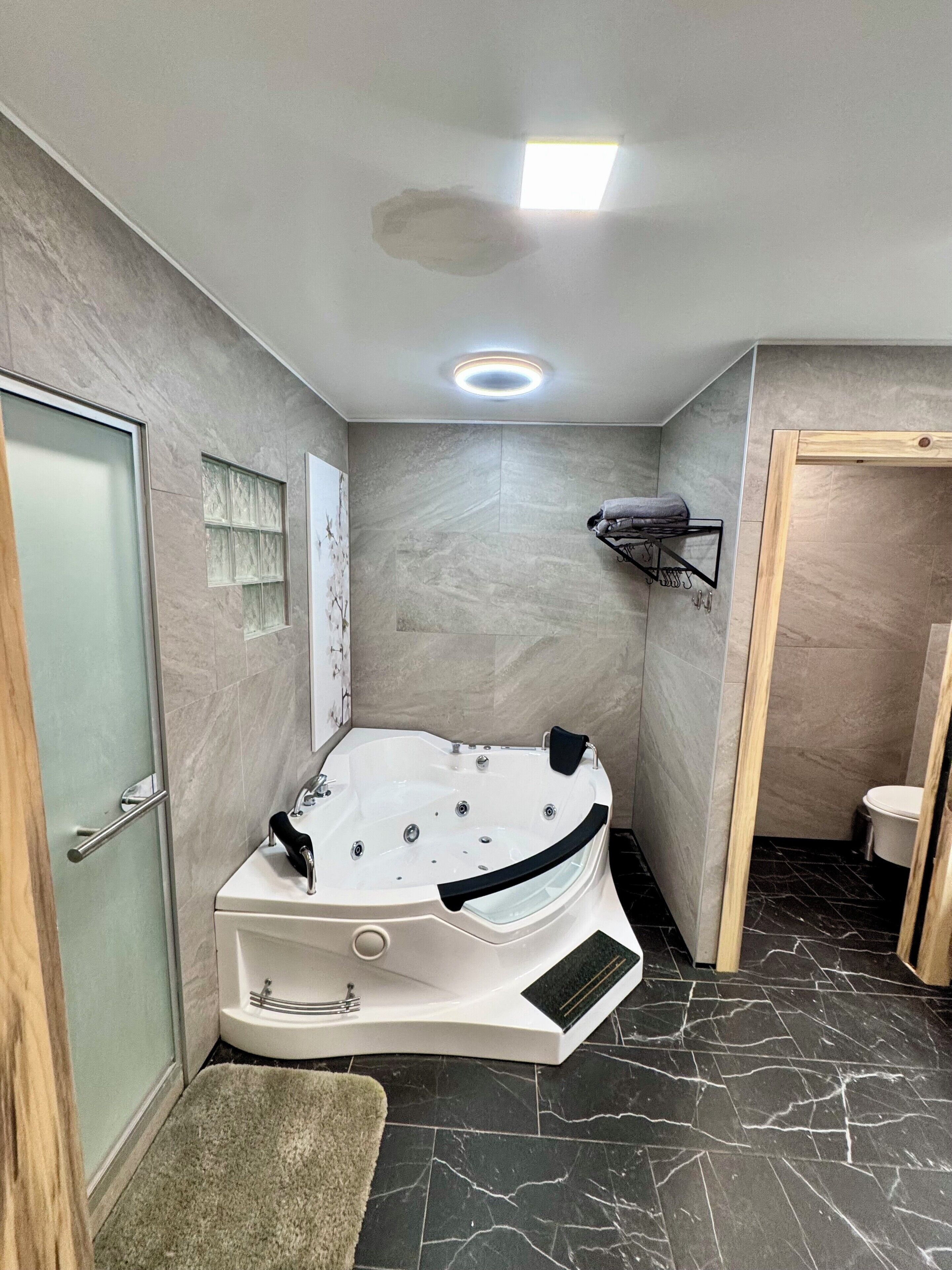 毛巾、肥皂、洗发水、卫生纸