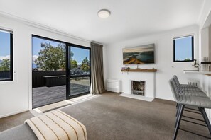 Living area - Central Wanaka Escape - Views of Lake + Mountains (Wānaka)