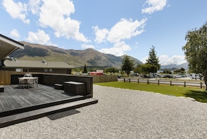 Outdoor dining - Central Wanaka Escape - Views of Lake + Mountains (Wānaka)