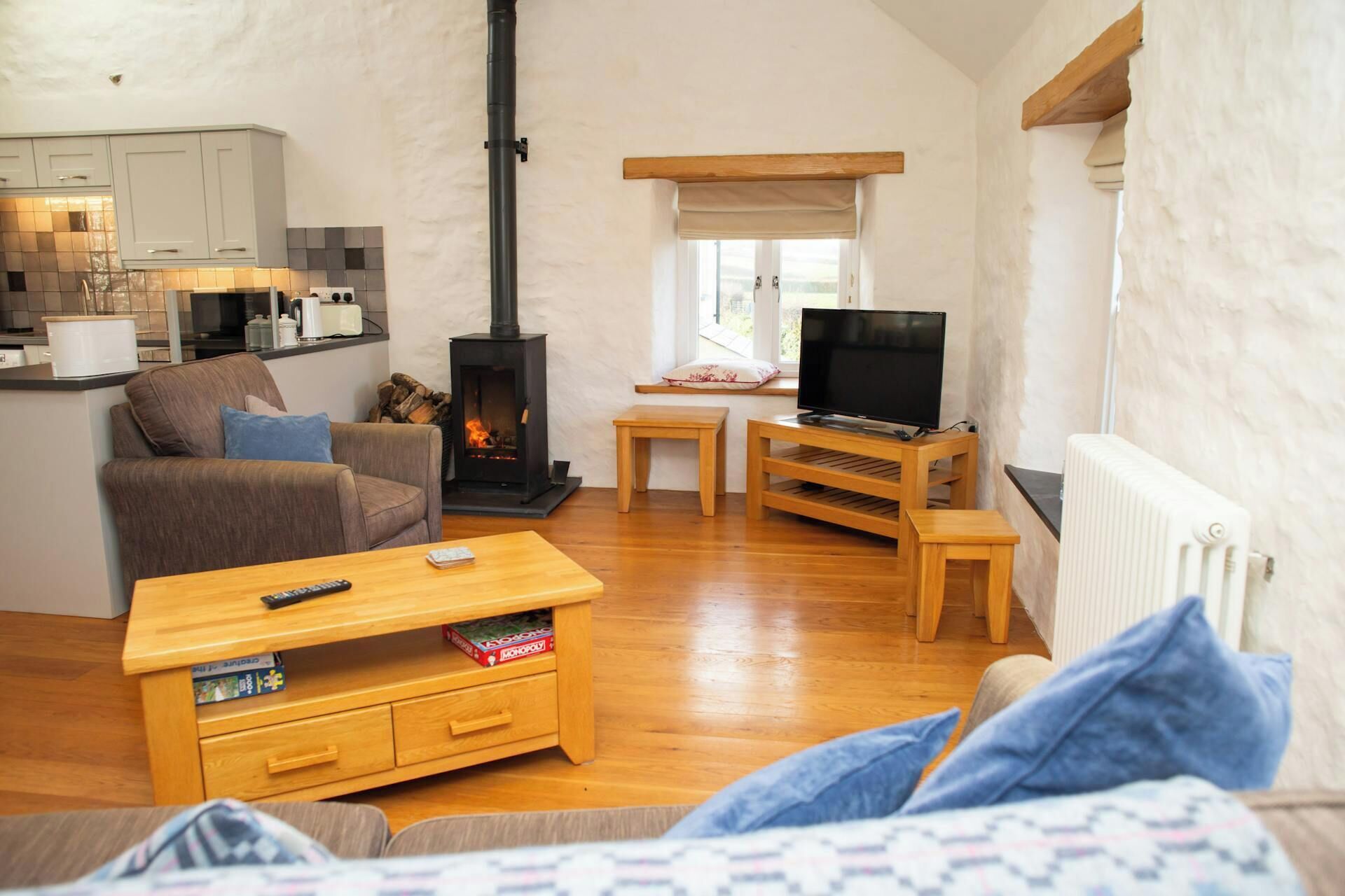 TV, fireplace