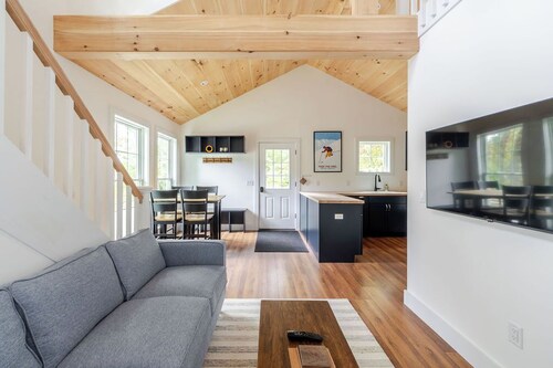 Fantastic 2-bedroom house with AC in quaint Hillsdale.