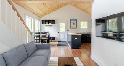 Fantastic 2-bedroom house with AC in quaint Hillsdale.