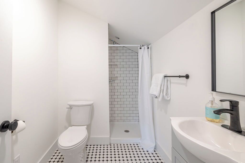 Douche, sèche-cheveux, serviettes fournies, savon