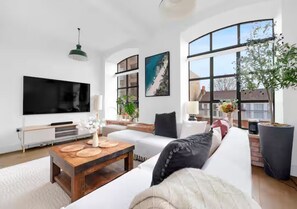 TV - Elegant Loft-Style Apartment in Hackney - Pass the Keys (London)