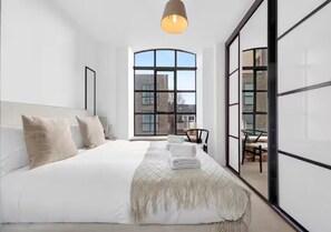 2 bedrooms, iron/ironing board, free WiFi, bed sheets - Elegant Loft-Style Apartment in Hackney - Pass the Keys (London)